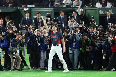 スタンドに声援に応える大谷（撮影・金田祐二）