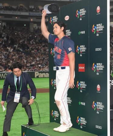 お立ち台の上で声援に応える大谷（撮影・堀内翔）