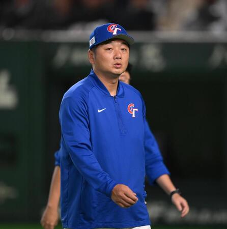 ７回、投手交代を告げてベンチに戻る台湾・曽豪駒監督（撮影・堀内翔）