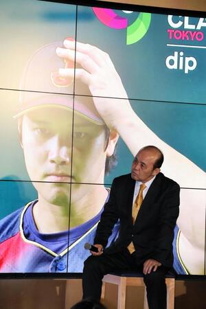 ＷＢＣパブリックビューイングイベントで、大谷のインタビューに耳を傾ける岡田オーナー付顧問