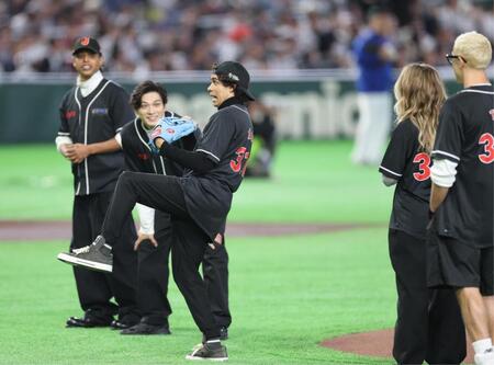 始球式に登場した新田真剣佑（左から２人目）ら実写版ワンピースの出演者