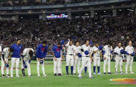 　日本にコールド負けを喫し、スタンドにあいさつする台湾の選手たち