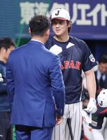 中田翔氏（手前）と握手を交わすＷＢＣ大谷＝２月２７日