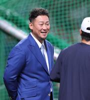 グラウンドで、笑顔を見せる中田翔氏＝２月２７日