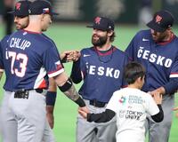 笑顔でセレモニーに出席するサトリア（中）＝５日