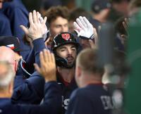 韓国戦で３ランを放ち迎えられるバブラ＝５日