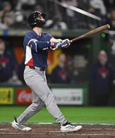 　韓国戦の５回、３ランを放つチェコのバブラ＝５日