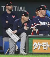 　試合を見守るハジム監督（中央）＝５日