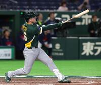 ミードは左中間に３ランを放つ（撮影・佐々木彰尚）