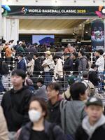 　ＷＢＣ日本代表の初戦を前に、東京ドーム周辺のグッズ売り場に並ぶ人たち＝６日、東京都文京区