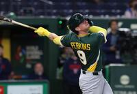 バークは右前に適時打を放つ（撮影・佐々木彰尚）