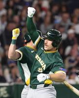 ９回、ソロを放ち生還するオーストラリアのホール（撮影・佐々木彰尚）