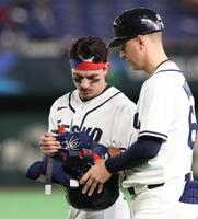 一塁ゴロに倒れたエスカラ（左）＝撮影・佐々木彰尚