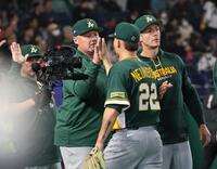 ニューンボーン（右）を出迎えるニルソン監督（撮影・佐々木彰尚）