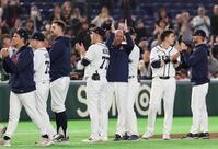 ファンにあいさつをするハジム監督（中央）＝撮影・佐々木彰尚