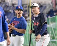 　試合前談笑する台湾の陳傑憲（左）と小園（撮影・伊藤笙子）