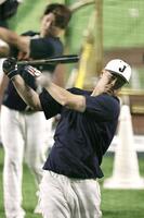 　打撃練習する佐藤輝。奥は村上