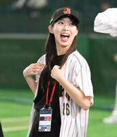 観戦に訪れた牧野真莉愛（撮影・堀内翔）