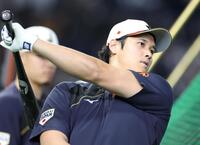バットを手に素振りをする大谷（撮影・伊藤笙子）
