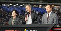 　試合前、Ｎｅｔｆｌｉｘの番組に出演した（左から）二宮和也、渡辺謙、原辰徳氏（撮影・伊藤笙子）