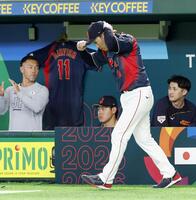 　ＷＢＣ初戦の台湾戦を前に、入場する井端監督。奥はベンチに飾られたアドバイザーを務めたダルビッシュ（11）のユニホーム