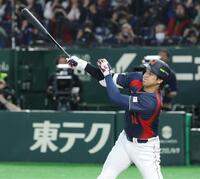 ２回、大谷が右越えに満塁本塁打を放つ