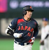 ２回、満塁本塁打を放ち舌を出しながら三塁を回る大谷（撮影・堀内翔）