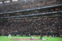 ２回、大谷が先制の満塁本塁打を放ち盛り上がる東京ドーム（撮影・堀内翔）