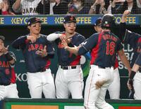 ２回、先制の満塁本塁打を放った大谷（右端）を迎える（左から）森下、佐藤輝（撮影・堀内翔）