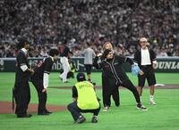 始球式を行うＯＮＥ　ＰＩＥＣＥのモンキー・Ｄ・ルフィ役のイニャキ・ゴドイ（撮影・堀内翔）