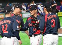 　３回途中で降板し、ベンチの出迎えを受ける山本