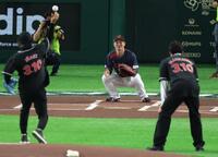 　ファーストピッチセレモニーの捕手を務める坂本（撮影・金田祐二）