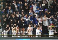 ５回、微妙な判定に納得のいかない台湾のファン（撮影・堀内翔）