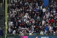 ５回、フェアチャイルドの打球がファウル判定となり、講義するレフトスタンドの台湾ファン（撮影・伊藤笙子）