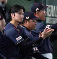 ２回、村上の適時内野安打に喜ぶ大谷（撮影・伊藤笙子）