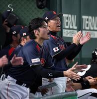 ２回、村上の適時内野安打に喜ぶ井端監督（奥）と大谷（撮影・伊藤笙子）