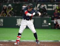 ７回、四球で出塁する代打の佐藤輝（撮影・堀内翔）