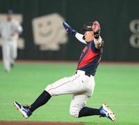 ７回、二塁にスライディングする佐藤輝（撮影・堀内翔）