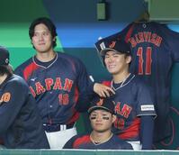 　３回途中で降板し、ベンチで大谷（左）と話す山本