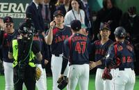 ナインを迎える大谷（撮影・金田祐二）