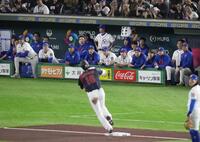 　２回、先制の満塁本塁打を放った大谷（16）をベンチから見つめる台湾の選手たち