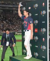 お立ち台の上で声援に応える大谷（撮影・堀内翔）