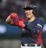 ３回、中前へ適時打を放ち、お茶立てポーズをする岡本（撮影・伊藤笙子）