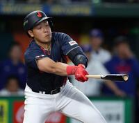 ３回、中前へ適時打を放つ岡本（撮影・伊藤笙子）