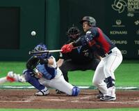 ３回、中前適時打を放つ岡本（撮影・金田祐二）