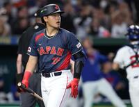 １回、空振り三振に倒れた岡本（撮影・伊藤笙子）