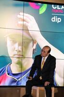 ＷＢＣパブリックビューイングイベントで、大谷のインタビューに耳を傾ける岡田オーナー付顧問