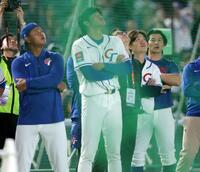 　大谷の打撃練習を見つめる台湾ナイン（撮影・伊藤笙子）