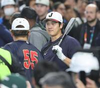 ＷＢＣ日本代表の初戦を前に、村上（左）と話す大谷