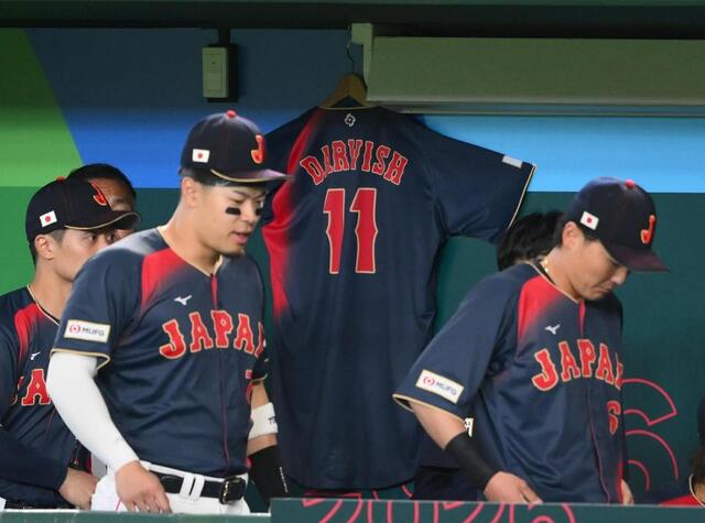 侍ジャパンのベンチにダルビッシュのユニホーム 背番号11が掲げられ